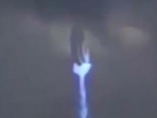 В интернете появилось видеозапись схватившей молнию гигантской руки