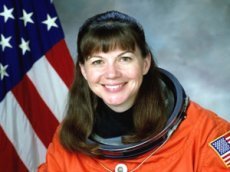 Астронавт играет на флейте на МКС