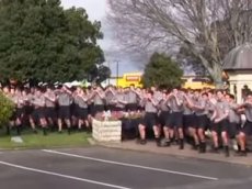 Полторы тысячи школьников исполнили танец маори на похоронах учителя
