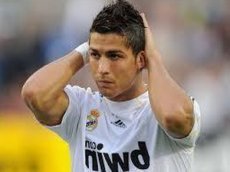 Болельщик "Атлетико" попал зажигалкой в голову Роналду