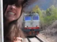 Развлечение в поезде едва не стоило девушке жизни