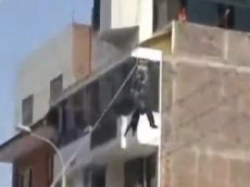 Девушку-полицейского ударило током во время демонстрации