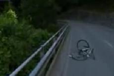 Tour de Swiss. Велогонщик не справился с управлением и улетел в пропасть