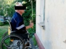 Инвалид-колясочник поднимается к себе домой на самодельном лифте