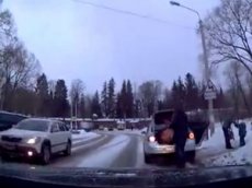 Регистратор снял на видео, как мужчина выбросил из машины ребёнка