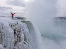 Канадский альпинист покорил замёрзший Ниагарский водопад