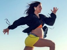 Футболистка сборной США тренируется на девятом месяце беременности