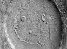 На Марсе обнаружен гигантский смайлик