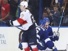 Дадонов забросил курьёзную шайбу сквозь щитки вратаря