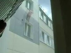 В Барнауле девочка повисла за окном квартиры на 10-ом этаже