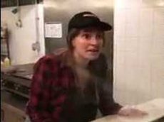 Плюющая в еду сотрудница фастфуда попала на видео