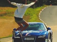 Мужчина перепрыгнул через Audi R8, летящую на скорости 150 км/ч