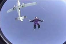 Инструктора по скайдайвингу парализовало в полете