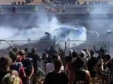 Автогонщик забрызгал зрителей горящим бензином