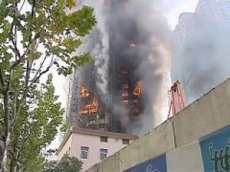 Пожар в многоэтажке в Шанхае: 42 человека сго