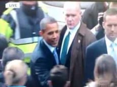 Прзидент Обама взял у девушки телефон в Дублине