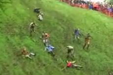 Англичане летели кувырком с горы ради куска сыра