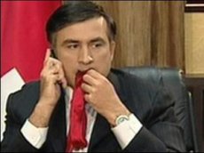 Саакашвили жует свой галстук