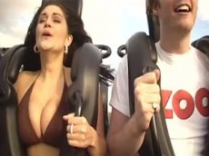 Модель протестировала новый аттракцион