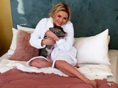Анна Семенович устроила фотосессию со свиньями