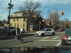Велосипедист сбил пешехода, уступавшего дорогу автомобилисту