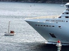 Круизный лайнер едва не смел маленькое суденышко