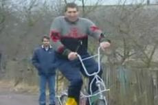 Самый высокий человек в мире оседлал велосипед