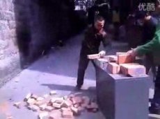 Китайский мастер разбивает 37 кирпичей за 52 секунды