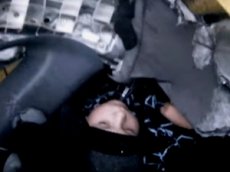Спасатель опубликовал видео спасения ребенка из автомобиля, на который упал кран (18+)