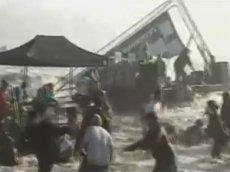 Зрителей смыло в океан на турнире по серфингу