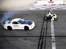Автомобиль и мотоцикл: соревнование в дрифте