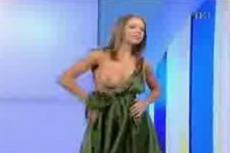 TOP-10 спадающих платьев и внезапно оголяющихся бюстов