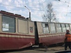 В Петербурге трамвай "слетел с катушек"
