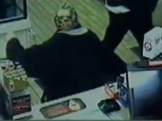 Старушка наказала грабителя в магазине