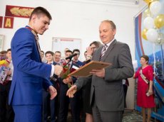 Мэр Владивостока проводил выпускников «в последний путь»