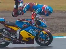 Гонщик вылетел из седла и вернулся на мотоцикл