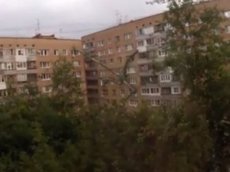 Гигантское «чудище» ползает по домам