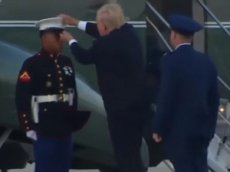 Трамп попытался вернуть солдату сорванную ветром фуражку
