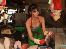 Модель поразила интернет-пользователей видео, на котором она торгует рыбой на рынке