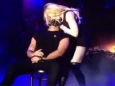 Мадонну высмеяли в сети за поцелуй с рэпером
