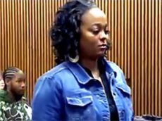 За нарушение ПДД даму наградили табличкой "Идиотка"