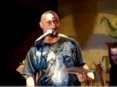 Гоша Куценко упал лицом в торт на своем дне рождения