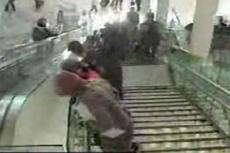 В Австралии мужчина угодил под экскалатор