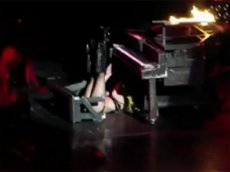 Леди Гага упала с рояля во время концерта в Хьюстоне