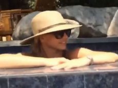 Бритни Спирс опубликовала откровенное видео из бассейна