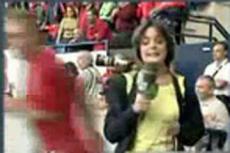 Футболист сбил во время матча спортивного комментатора