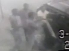 Камера наблюдения сняла, как подростки избивают стариков