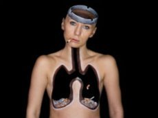 ХУДОЖНИЦА «ПРЕВРАТИЛАСЬ» В ПЕПЕЛЬНИЦУ, ЧТОБЫ НАПУГАТЬ КУРИЛЬЩИКОВ