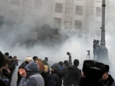 Участников Евромайдана "успокаивали" слезоточивый газом