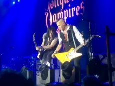 Джонни Деппа забросали нижним бельем на концерте в Москве
